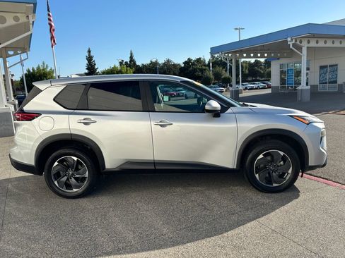 Used 2025 Nissan Rogue SV AWD/4WD image 4