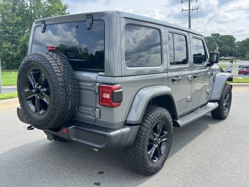 Used 2019 Jeep Wrangler Unlimited Sahara AWD/4WD image 4