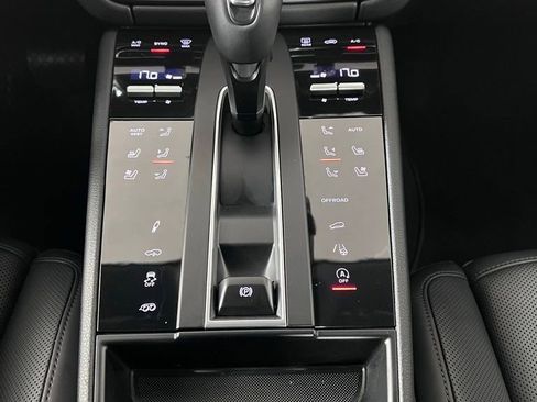 Certified 2022 Porsche Macan S AWD/4WD image 29