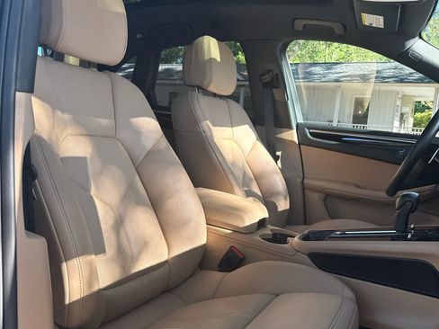 Used 2024 Porsche Macan image 16