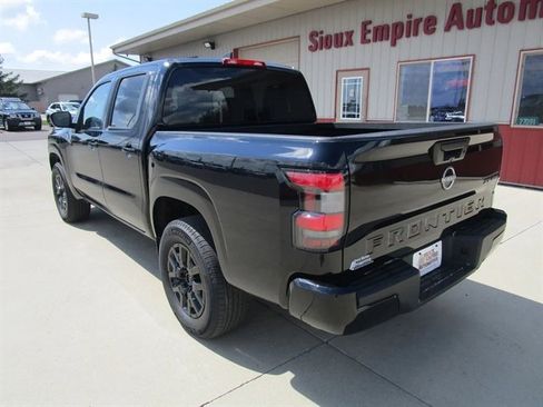 Used 2023 Nissan Frontier SV image 9