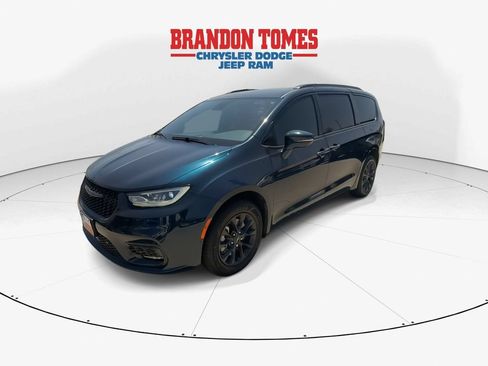 Used 2021 Chrysler Pacifica Limited w/ Uconnect Theater Family Group AWD/4WD image 4