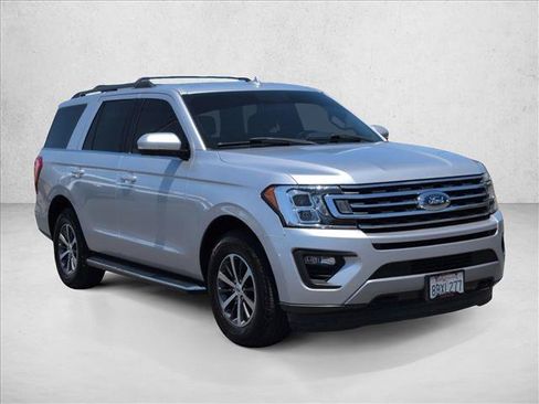 Used 2018 Ford Expedition XLT w/ Equipment Group 202A AWD/4WD image 3