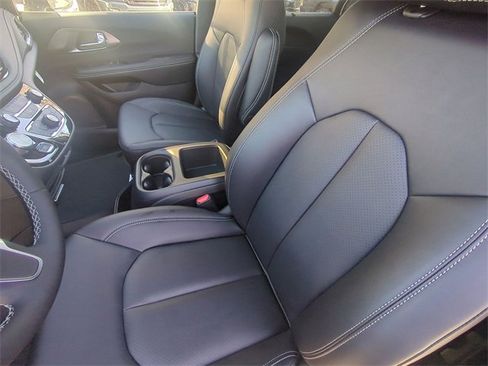 New 2026 Chrysler Pacifica Select image 27