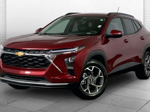 Used 2025 Chevrolet Trax LT w/ LT Convenience Package image 12