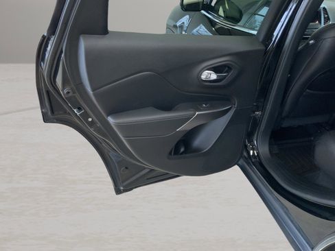 Used 2021 Jeep Cherokee Latitude Lux AWD/4WD image 17