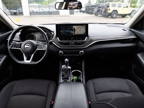 Used 2024 Nissan Altima 2.5 SV w/ SV Premium Package FWD image 8