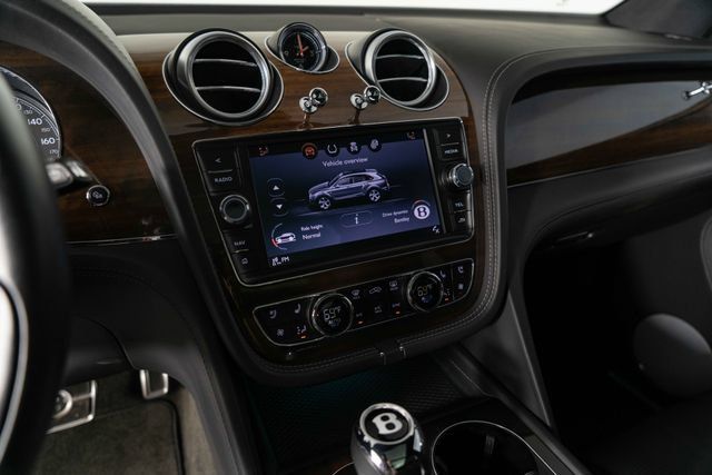 Used 2018 Bentley Bentayga AWD/4WD image 25