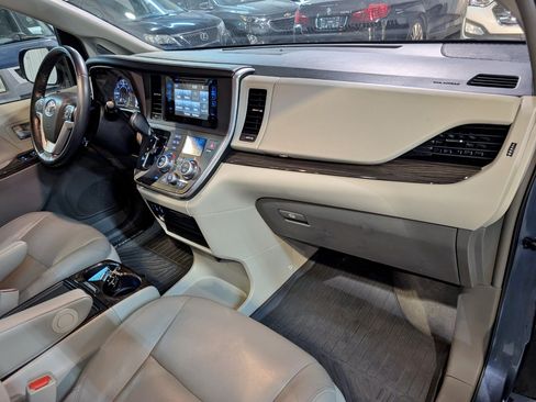Used 2017 Toyota Sienna FWD image 30