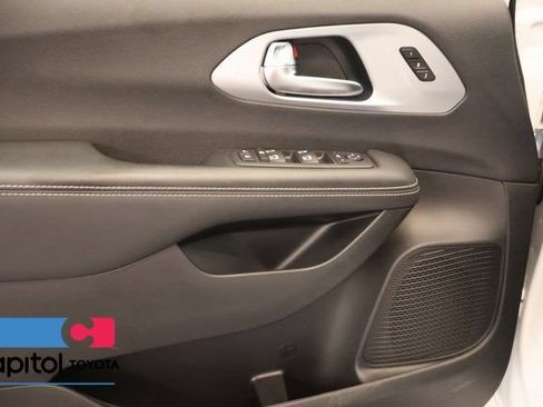 Used 2025 Chrysler Pacifica Limited FWD image 9