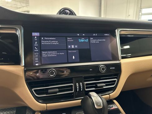 Used 2025 Porsche Macan image 25