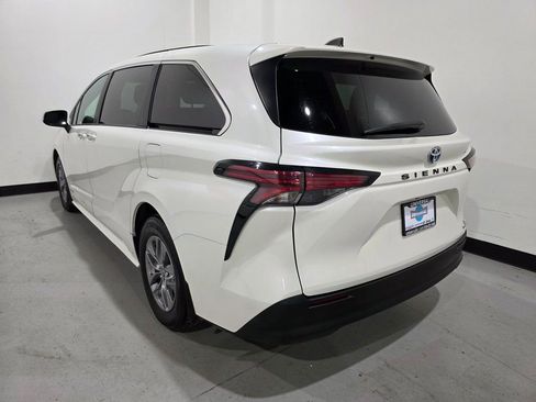 Used 2021 Toyota Sienna Limited image 38