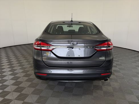 Used 2018 Ford Fusion SE w/ Fusion SE Technology Package FWD image 9