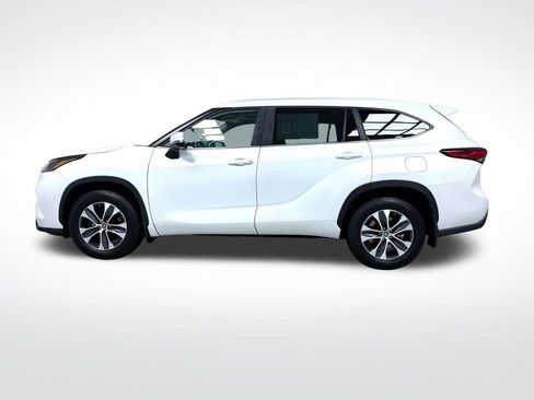 Used 2023 Toyota Highlander XLE AWD/4WD image 3