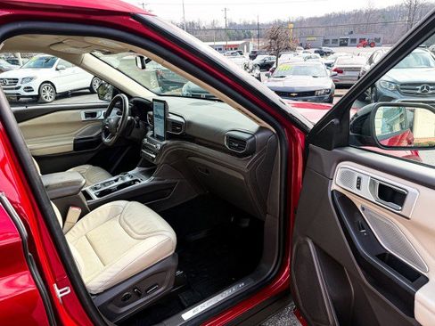 Used 2020 Ford Explorer Platinum w/ Premium Technology Package image 16