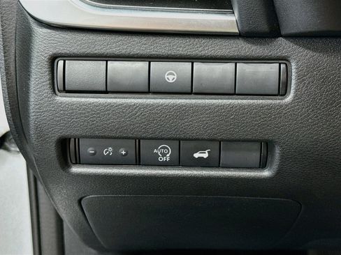 Used 2025 Nissan Rogue SV FWD image 17