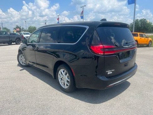 Used 2023 Chrysler Pacifica Touring-L FWD image 6
