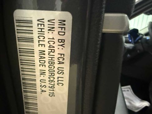 Used 2024 Jeep Grand Cherokee Limited w/ Luxury Tech Group II image 39