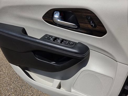 Used 2023 Chrysler Pacifica Limited FWD image 22