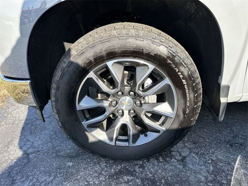 Used 2024 Chevrolet Silverado 1500 LT image 2