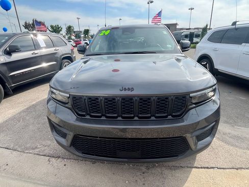 Used 2024 Jeep Grand Cherokee Altitude AWD/4WD image 9