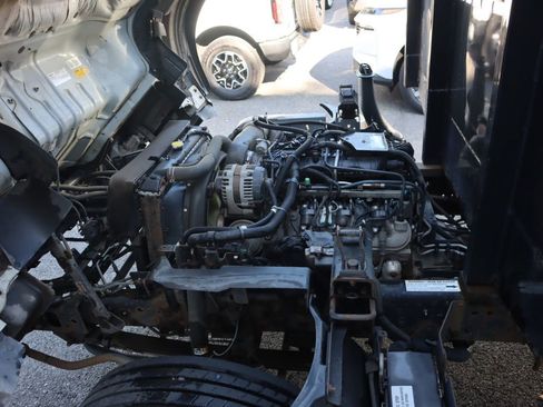 Used 2019 Isuzu NPR image 22