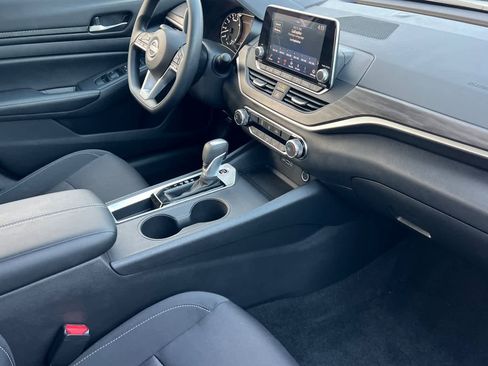 Used 2025 Nissan Altima 2.5 SV image 16
