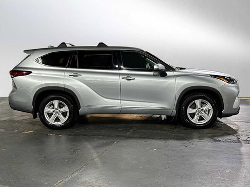 Used 2022 Toyota Highlander LE image 2
