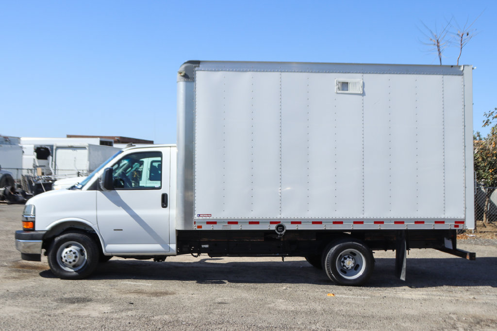 Used 2020 Chevrolet Express 3500 w/ Chrome Appearance Package RWD image 5
