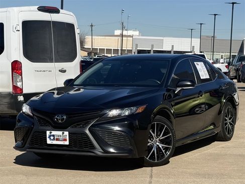 Used 2023 Toyota Camry SE image 2