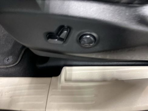 Used 2023 Chrysler Pacifica Touring-L FWD image 13