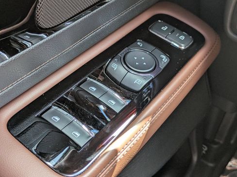 Certified 2025 Lincoln Aviator Reserve RWD image 25
