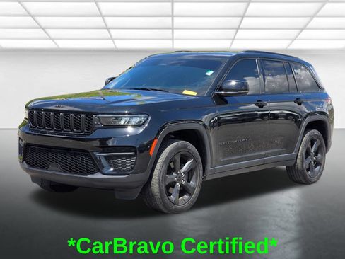 Used 2023 Jeep Grand Cherokee Altitude AWD/4WD image 2