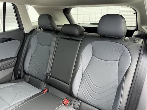 New 2025 Volkswagen Tiguan SE image 19