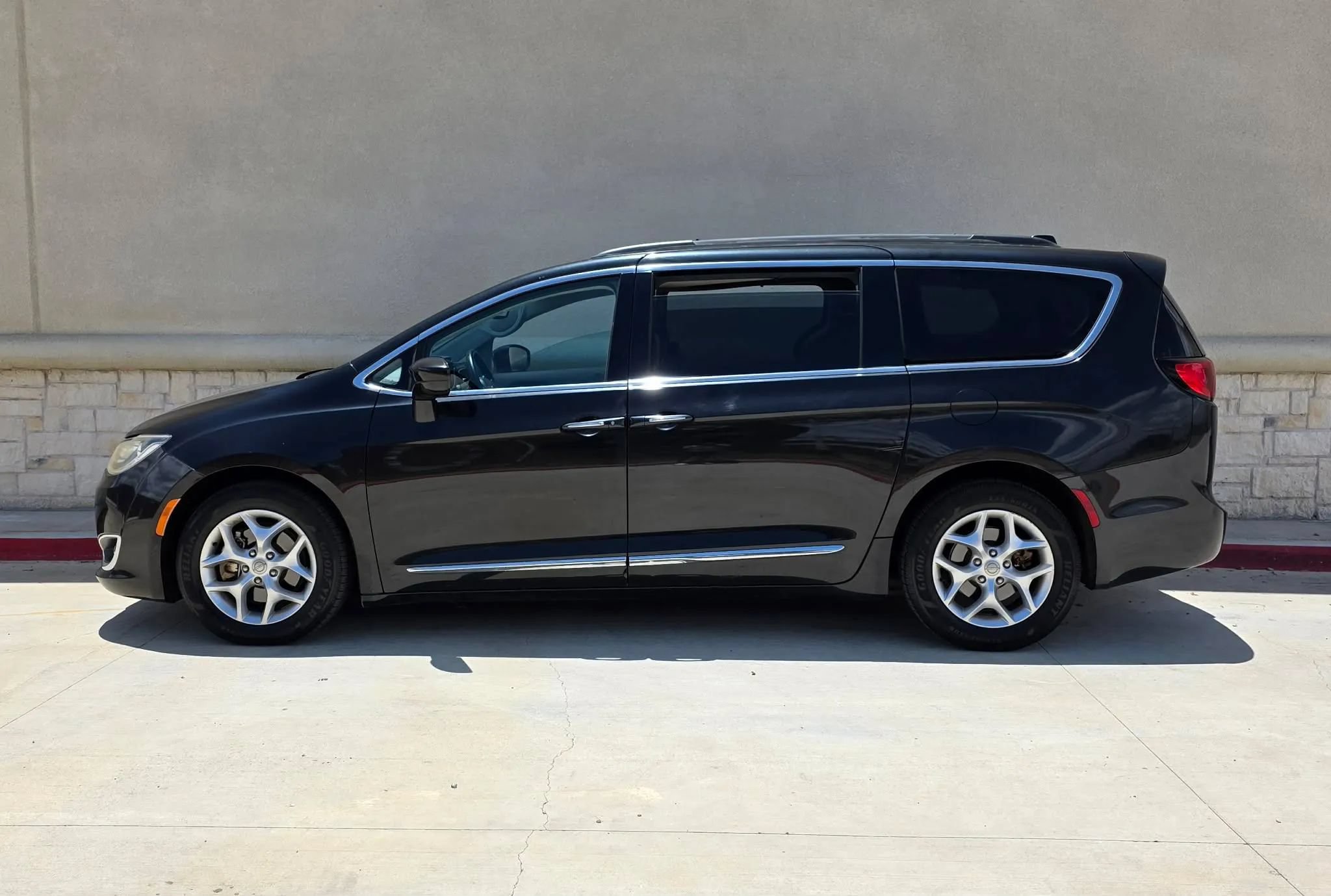 Used 2017 Chrysler Pacifica Touring-L w/ Tire & Wheel Group FWD image 6