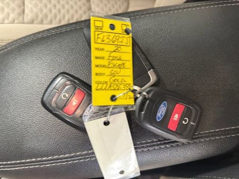 Used 2020 Ford Escape SE image 26