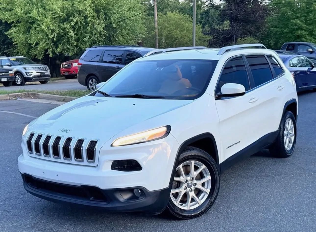 Used 2016 Jeep Cherokee Latitude w/ Cold Weather Group FWD image 1