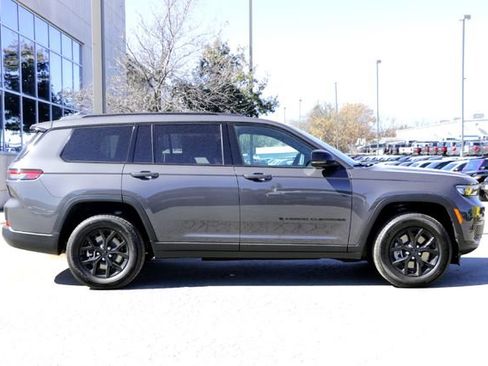New 2025 Jeep Grand Cherokee L Laredo image 4