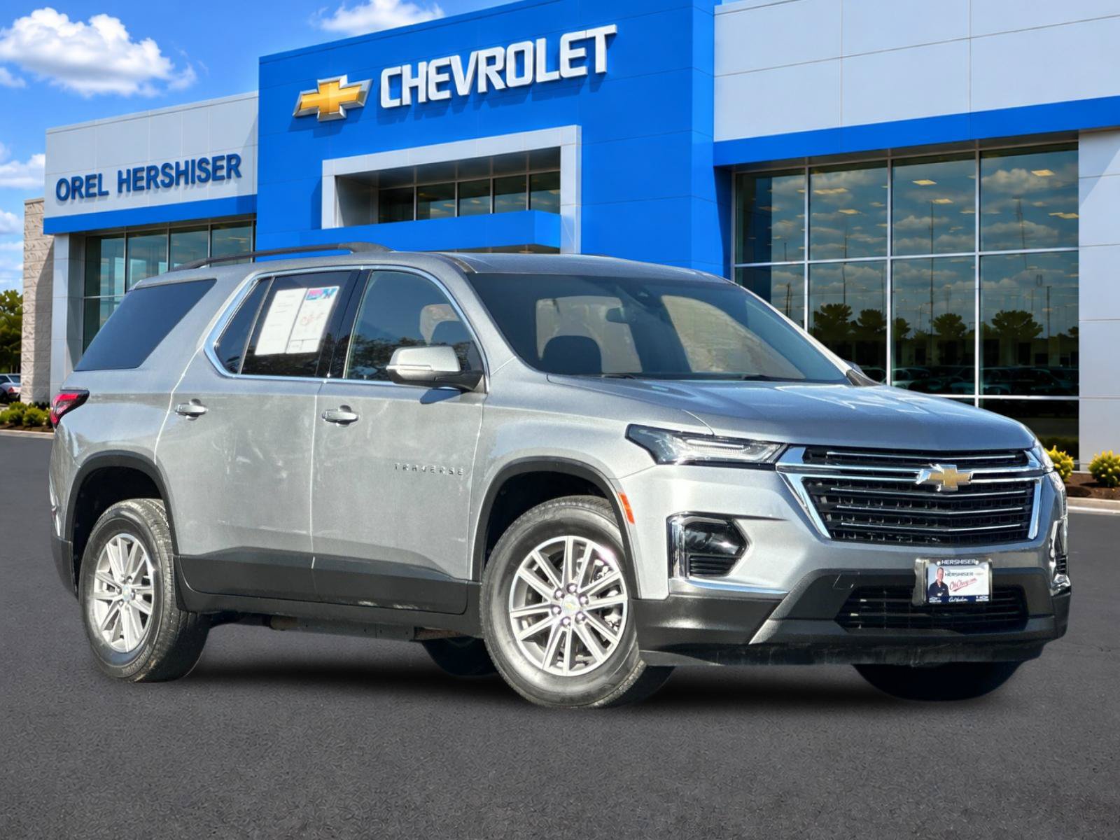 Used 2023 Chevrolet Traverse LT FWD image 1