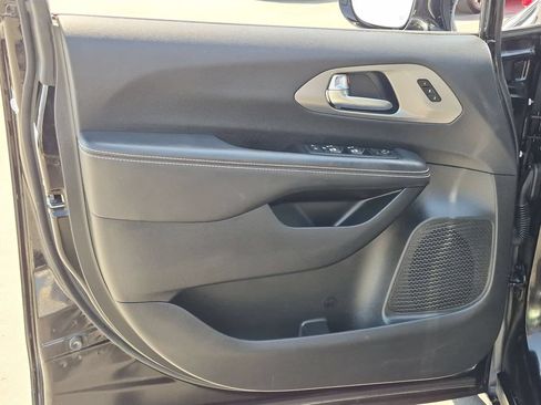 Used 2025 Chrysler Pacifica Select FWD image 11