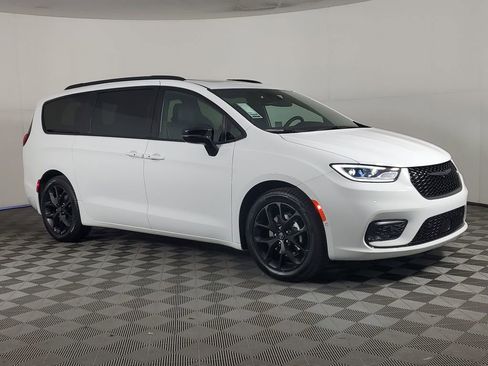 New 2026 Chrysler Pacifica Limited image 2