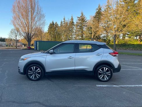 Used 2020 Nissan Kicks SV FWD image 2
