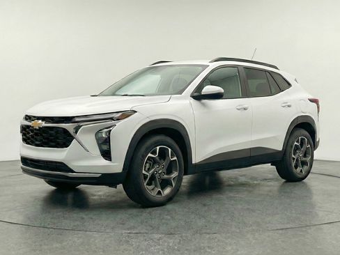 Used 2025 Chevrolet Trax LT image 3