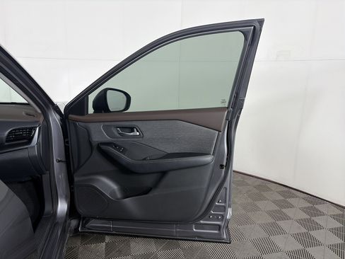 Used 2022 Nissan Rogue SV image 40