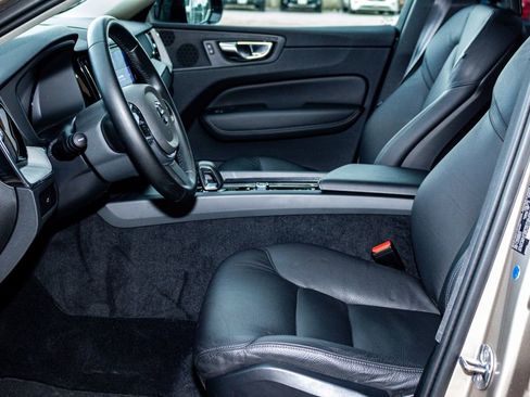 Used 2025 Volvo XC60 B5 Plus image 25