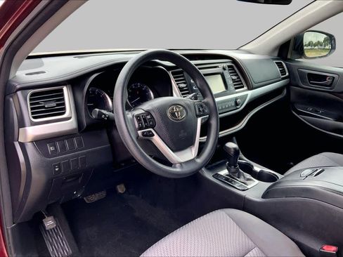 Used 2018 Toyota Highlander LE FWD image 17