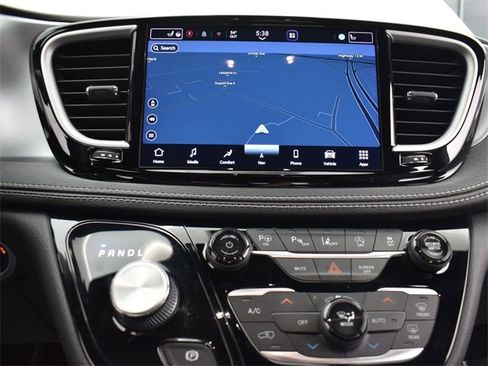 Used 2021 Chrysler Pacifica Touring-L w/ Premium & Safety Sphere Group image 12