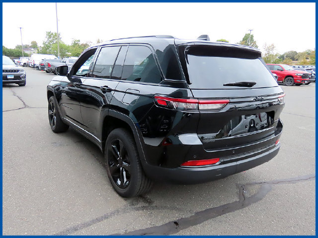 Used 2023 Jeep Grand Cherokee Altitude AWD/4WD image 5