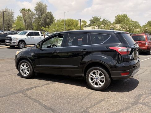 Used 2017 Ford Escape SE FWD image 3