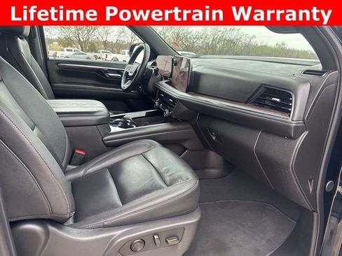 Used 2025 Chevrolet Suburban Z71 image 19